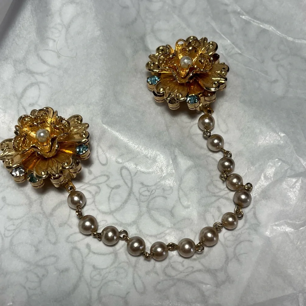 Elegant Gold Color Floral Pearl Chain Brooch
Clip for sweater, shawl or cape - Picture 2 of 9